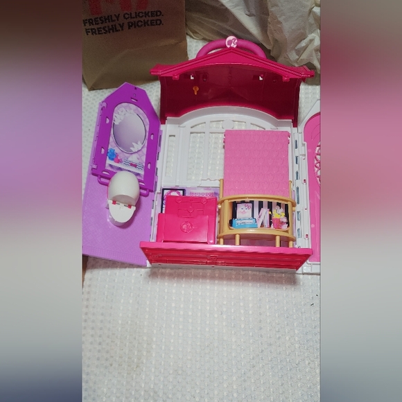 BARBIE EUC GLAM GETAWAY PORTABLE DOLLHOUSE SET - Picture 4 of 7